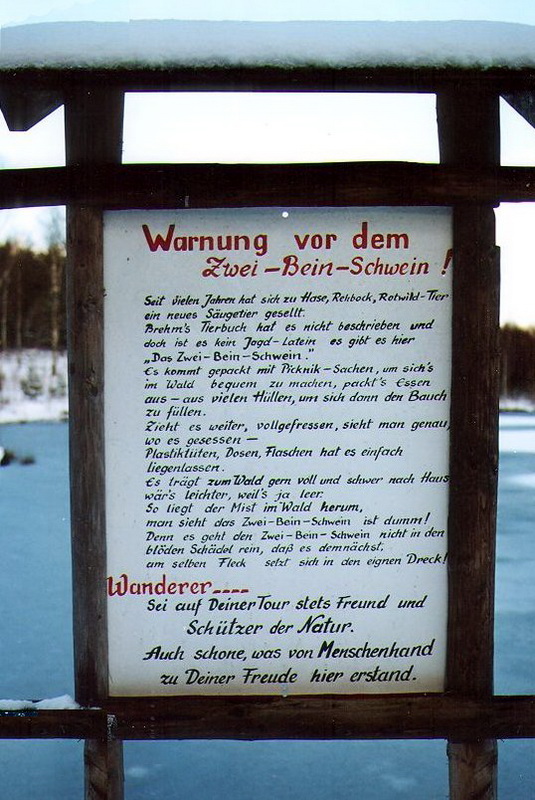Immer wieder gibt es Menschen, die ihre Rastplätze und die Wälder verlassen wie die Schweine. Der Heimatverein Rüdersdorf hat für diese Schilder aufgestellt.